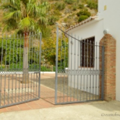 Iron gates through to the Baños de Vilo, Periana